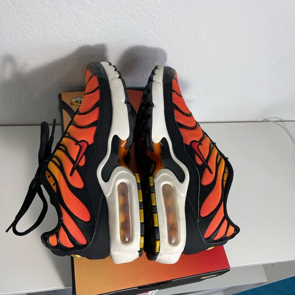 Nike AIRMAX Plus Sunset Sneakers Black and Orange Flame GS - Picture 9 of 11